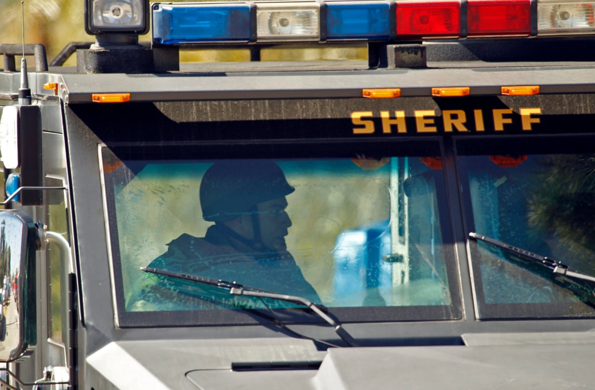 standoff-los-angeles-suspect-barricade