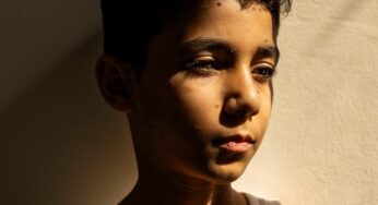 A Moment Frozen in Time: The Boy Who Became a Symbol of Resilience